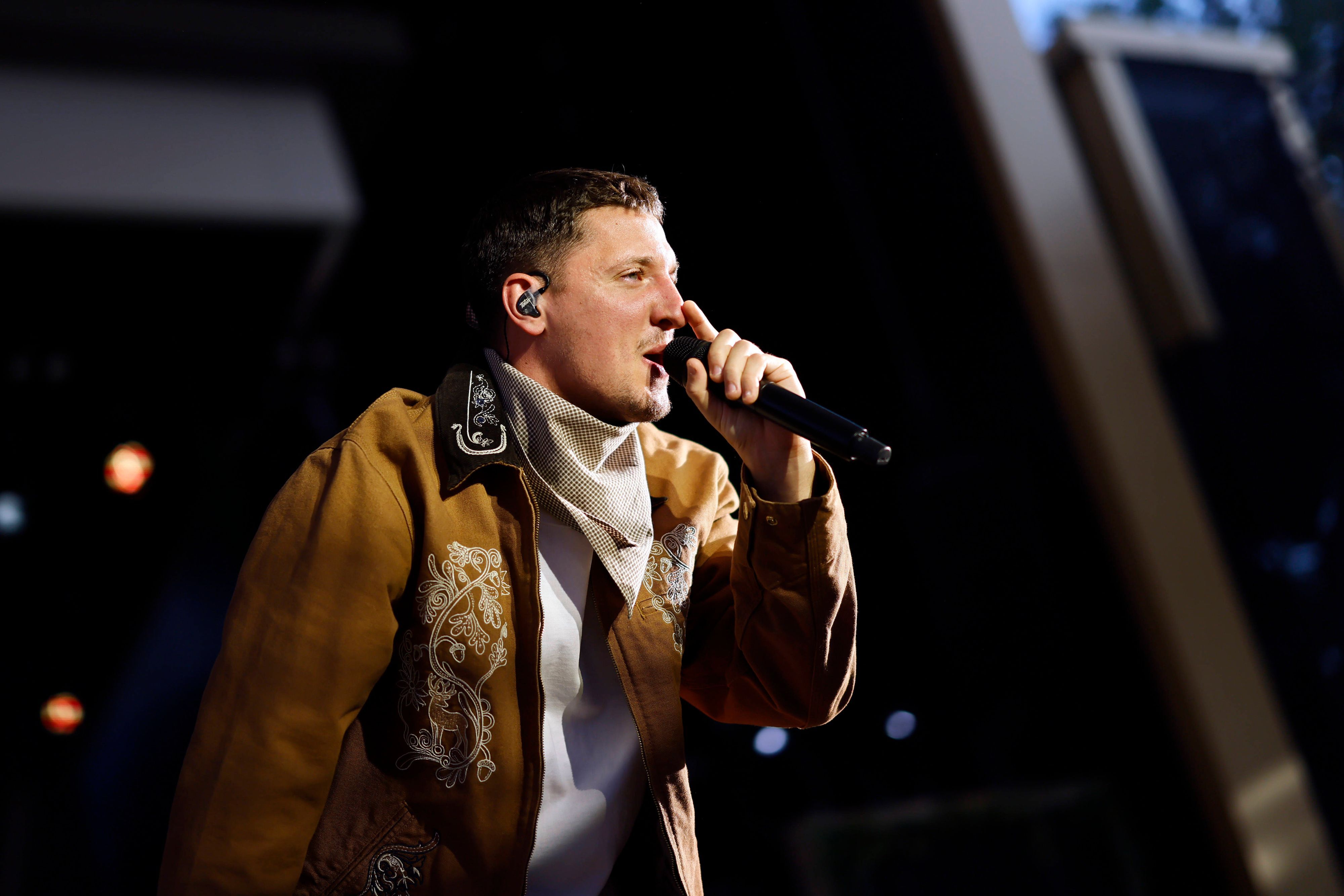 Rapper Tream singt ins Mikro.