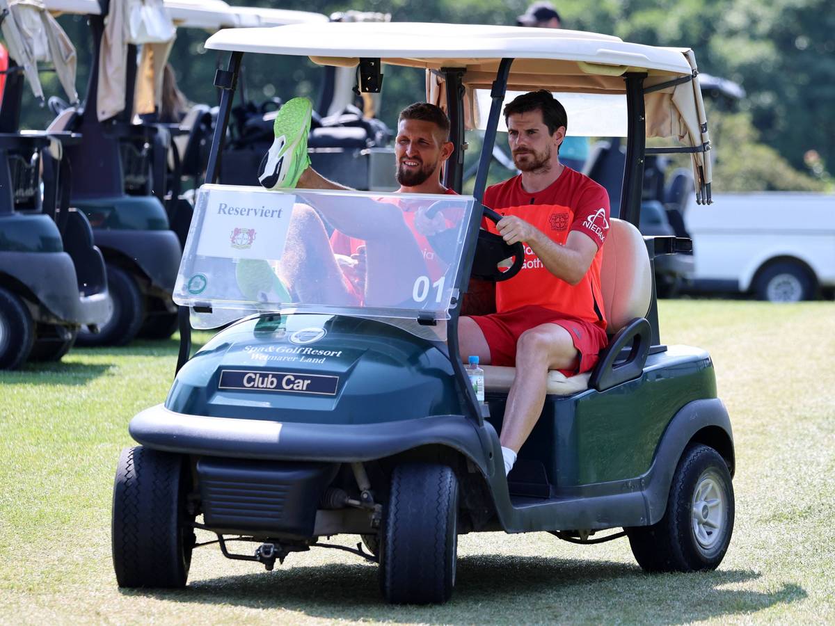 Robert Andrich und Jonas Hofmann fahren im Golf-Kart.