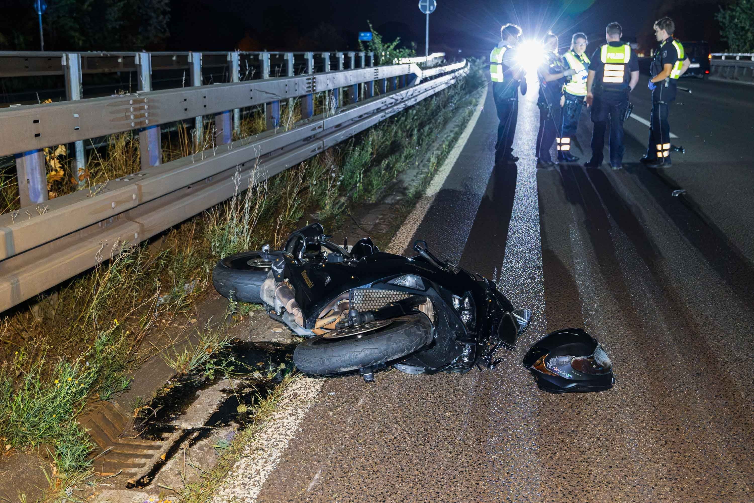 Motorrad auf Autobahn.