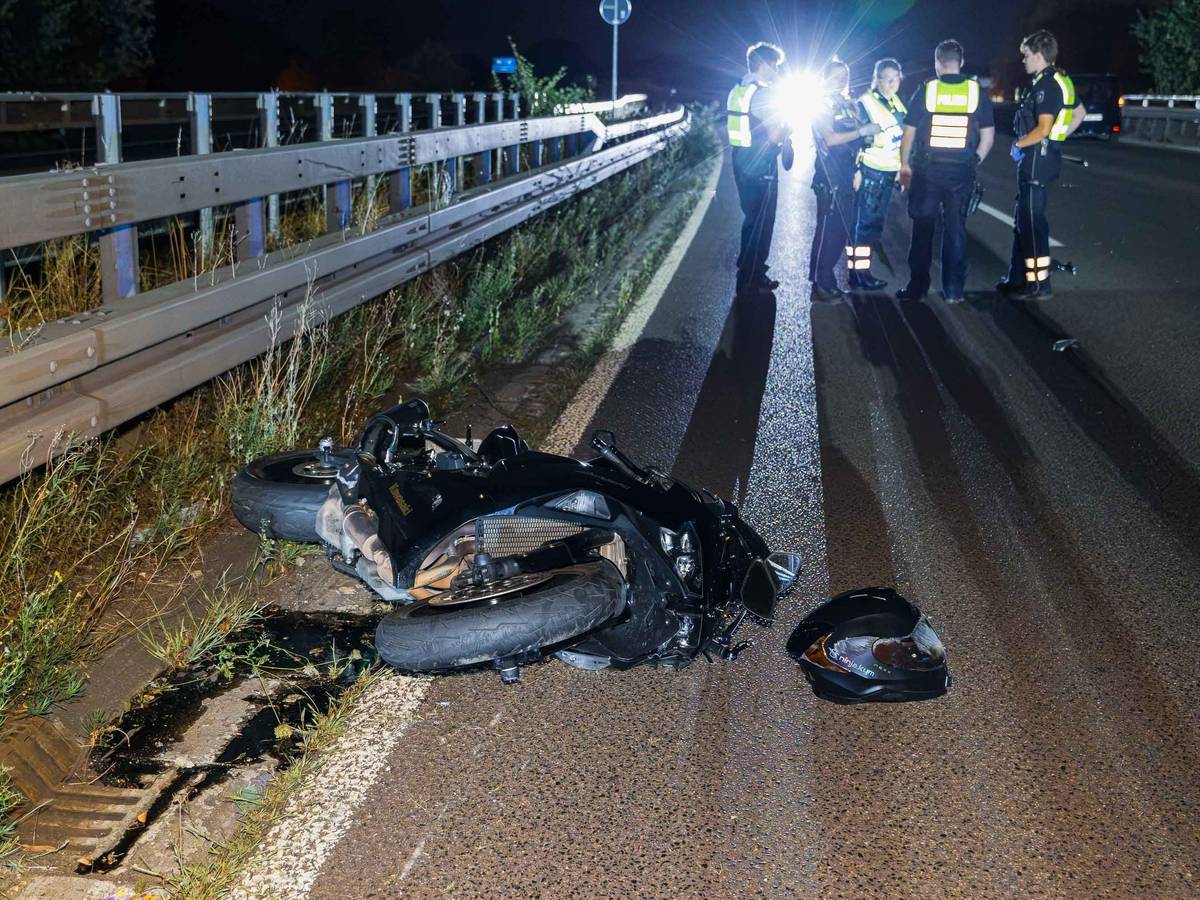 Motorrad auf Autobahn.