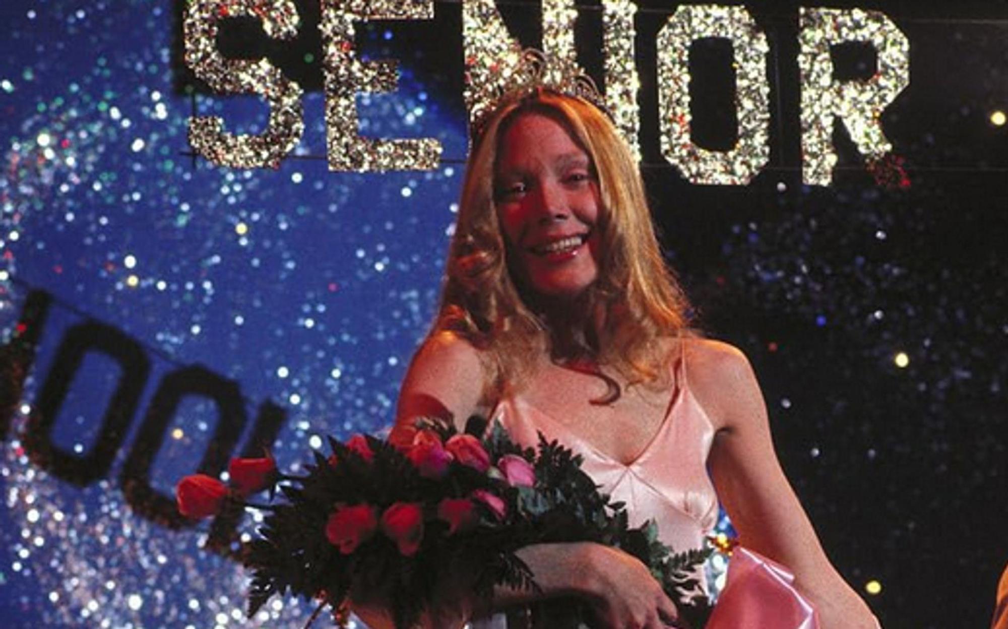Nach zahlreichen Demütigungen ihrer Mitschüler lässt Carrie (Sissy Spacek) ihren telekinetischen Fähigkeiten beim Abschlussball freien Lauf - mit fatalen Folgen für fast alle Beteiligten. (Bild: United Artists)