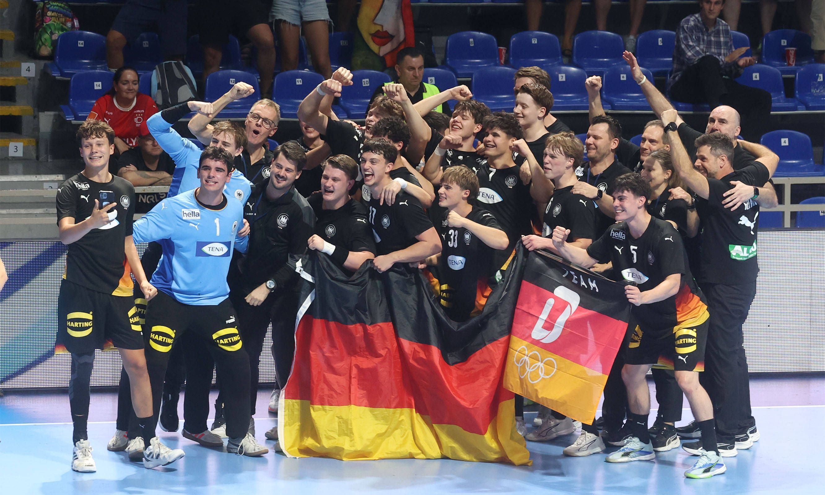 Die deutschen U18-Handballer jubeln über den EM-Titel.