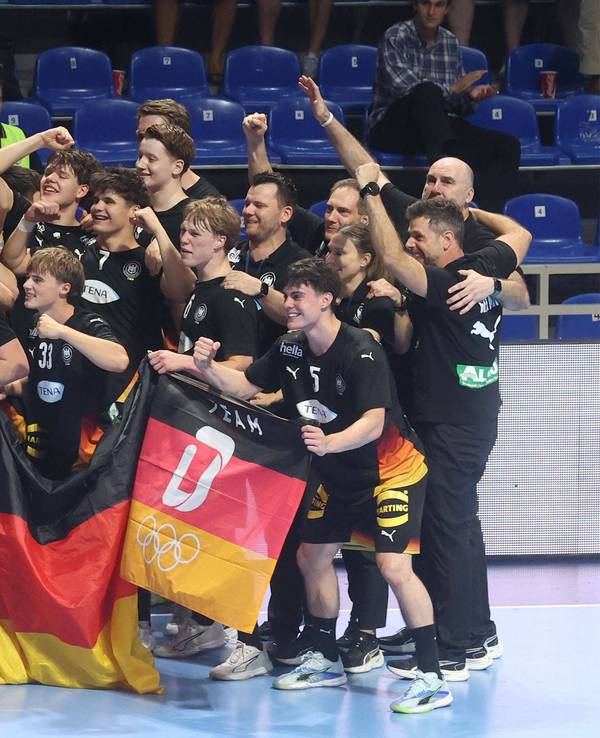 Die deutschen U18-Handballer jubeln über den EM-Titel.