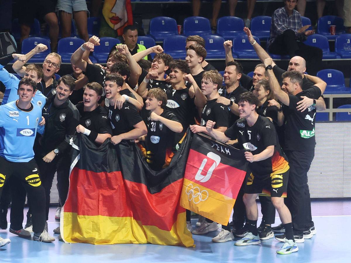 Die deutschen U18-Handballer jubeln über den EM-Titel.