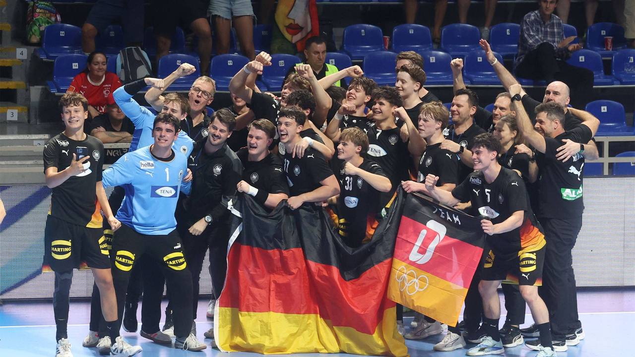 Die deutschen U18-Handballer jubeln über den EM-Titel.