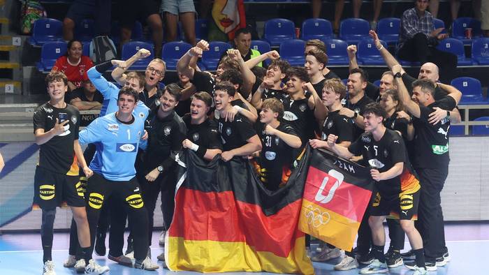 Die deutschen U18-Handballer jubeln über den EM-Titel.