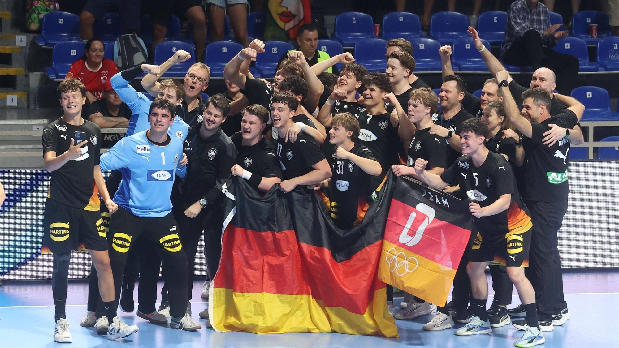Die deutschen U18-Handballer jubeln über den EM-Titel.