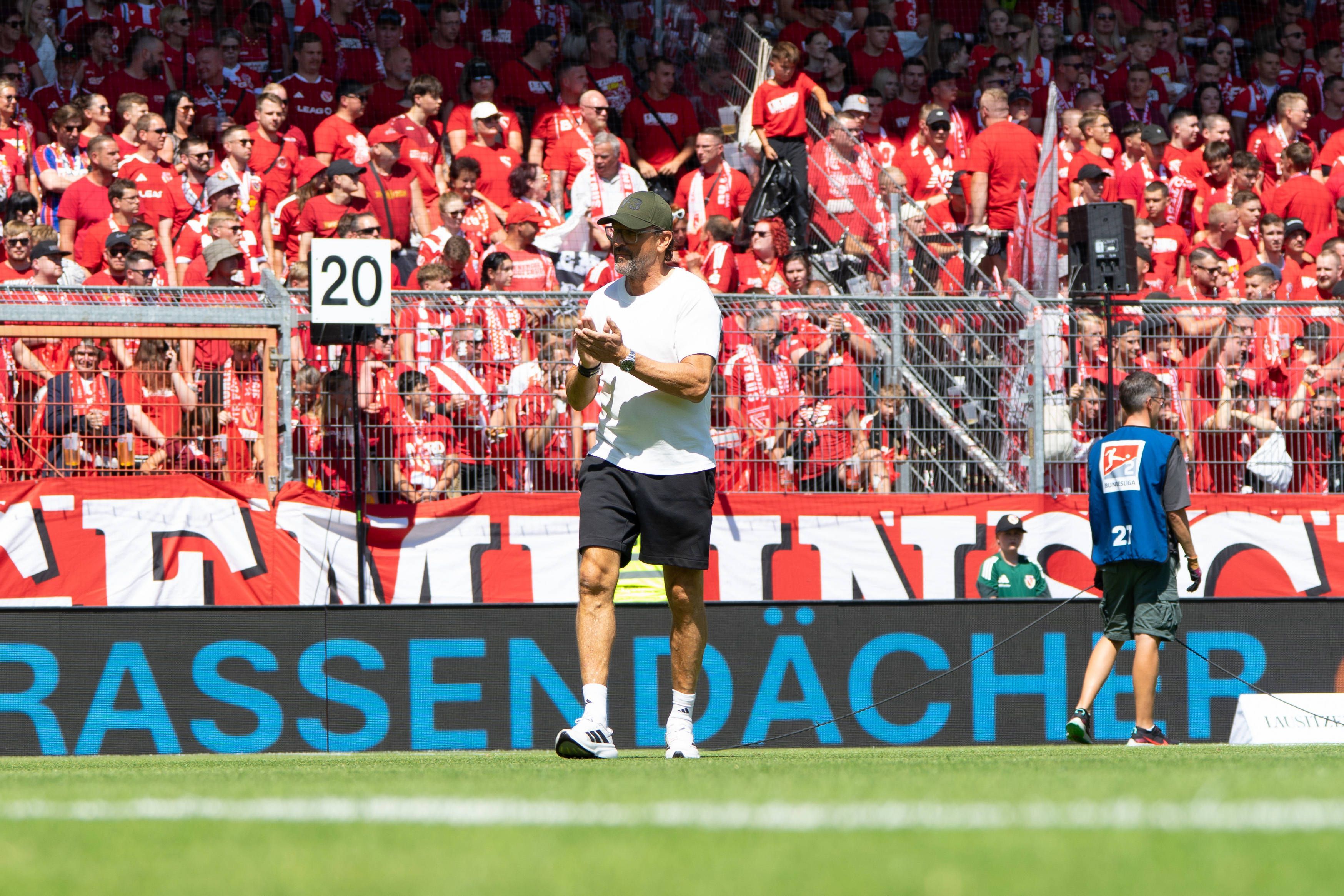 Claus-Dieter „Pele“ Wollitz vor der Fankurve.