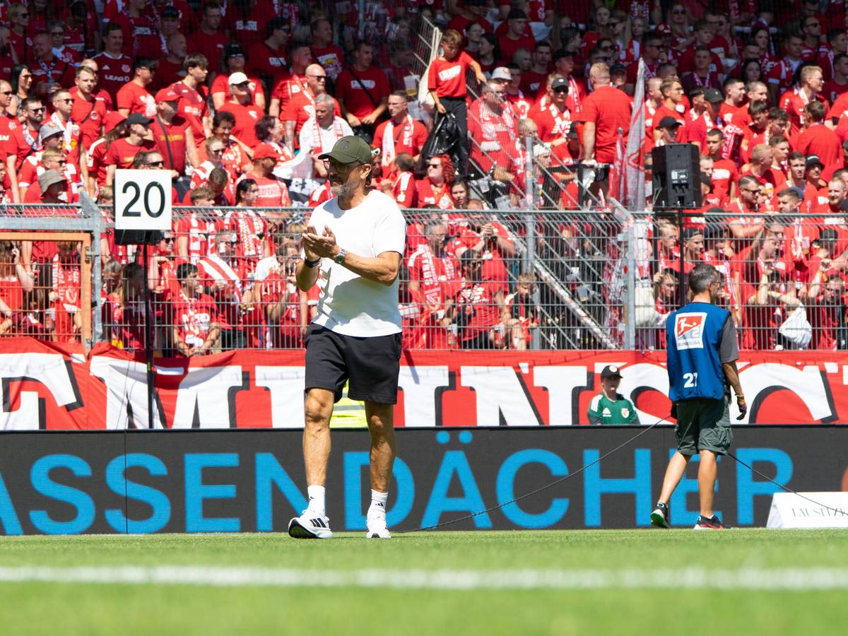 Claus-Dieter „Pele“ Wollitz vor der Fankurve.