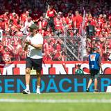 Claus-Dieter „Pele“ Wollitz vor der Fankurve.