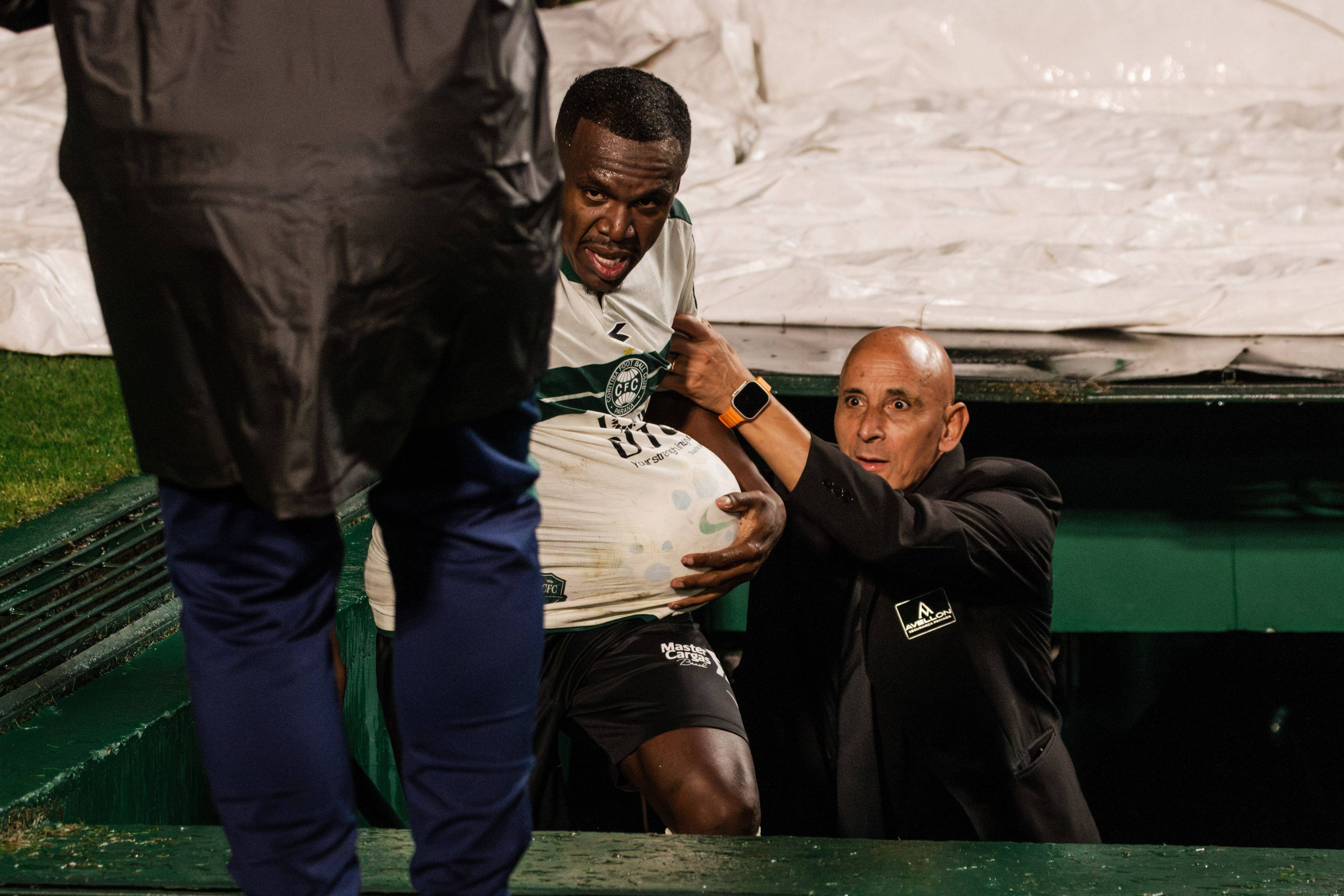 Lacy steigt mit Ball unter dem Trikot aus dem Spielertunnel.