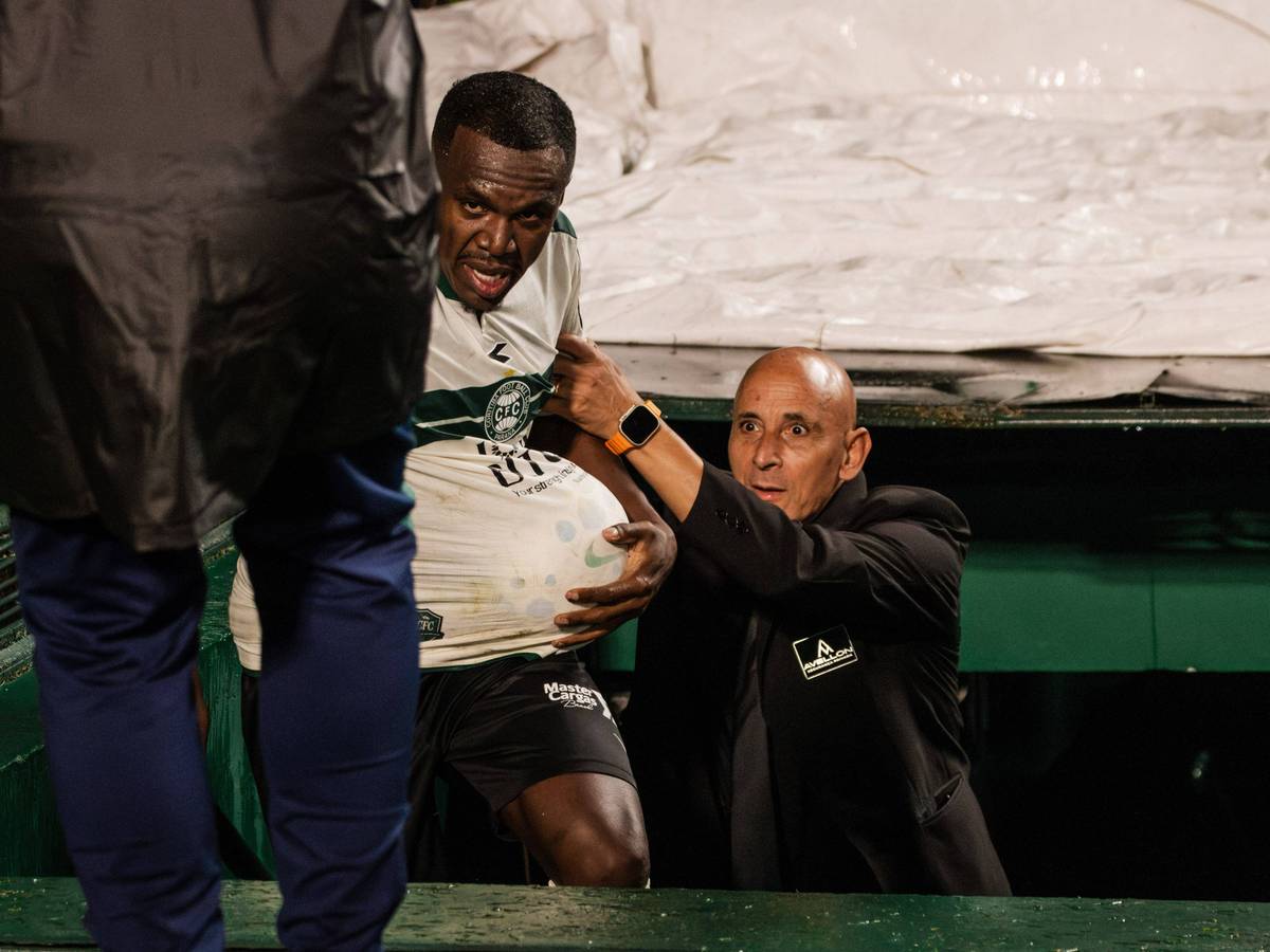 Lacy steigt mit Ball unter dem Trikot aus dem Spielertunnel.
