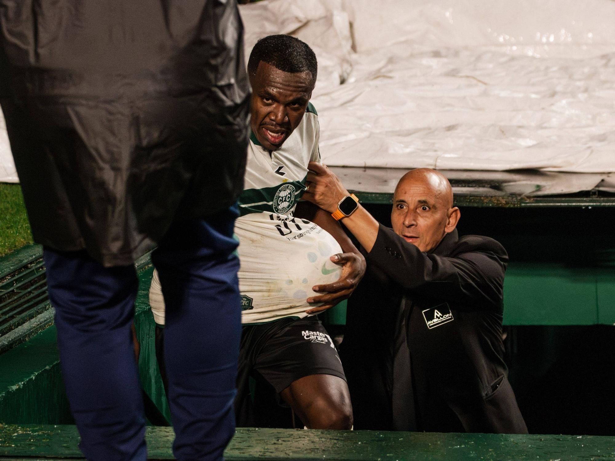 Lacy steigt mit Ball unter dem Trikot aus dem Spielertunnel.