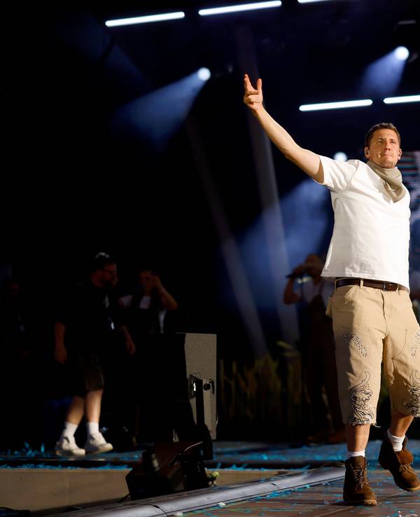 Rapper Tream tanzt auf der Bühne