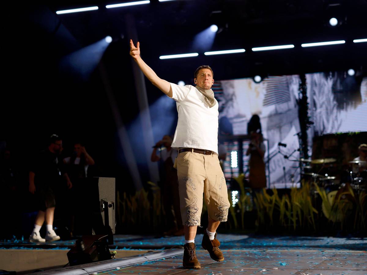 Rapper Tream tanzt auf der Bühne