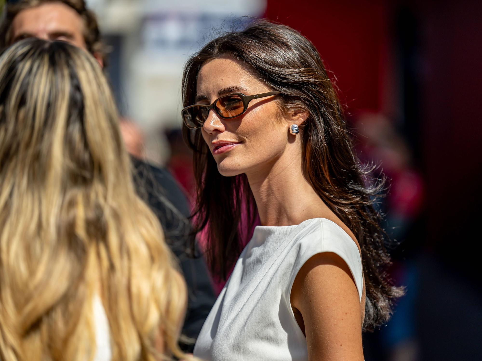 Carmen Montero Mundt als Zuschauerin bei einem Formel-1-Rennen.