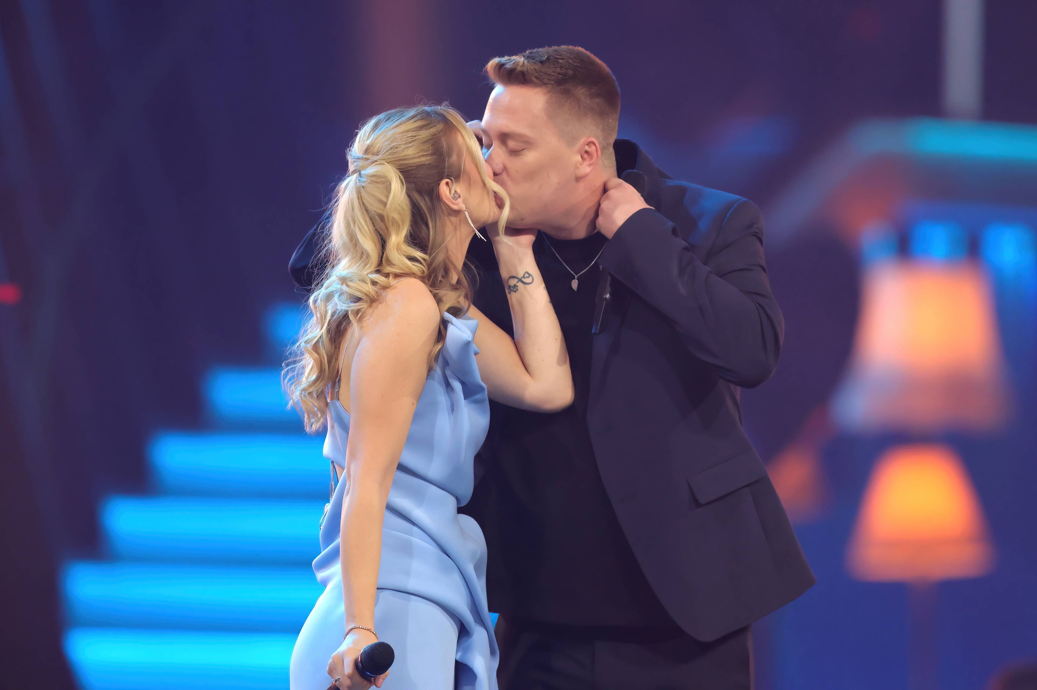 Nadine Ellrich und Julian Fiege  küssen sich auf der Bühne.