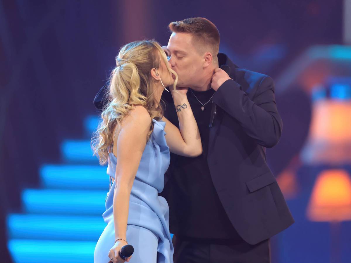 Nadine Ellrich und Julian Fiege küssen sich auf der Bühne.