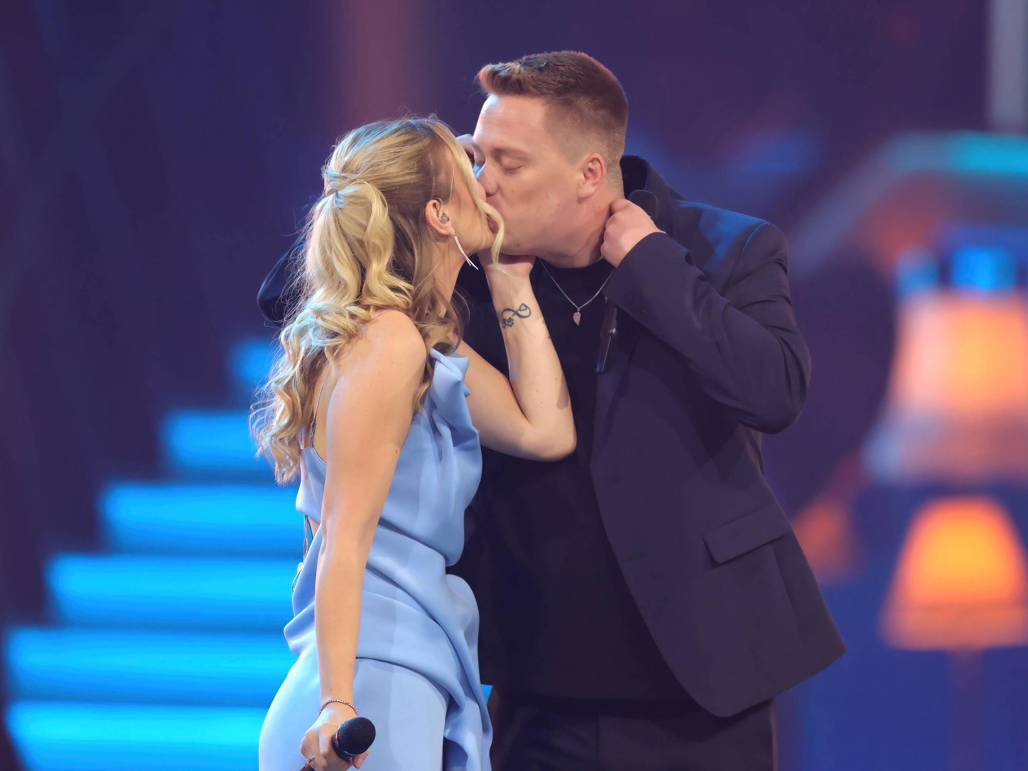 Nadine Ellrich und Julian Fiege küssen sich auf der Bühne.