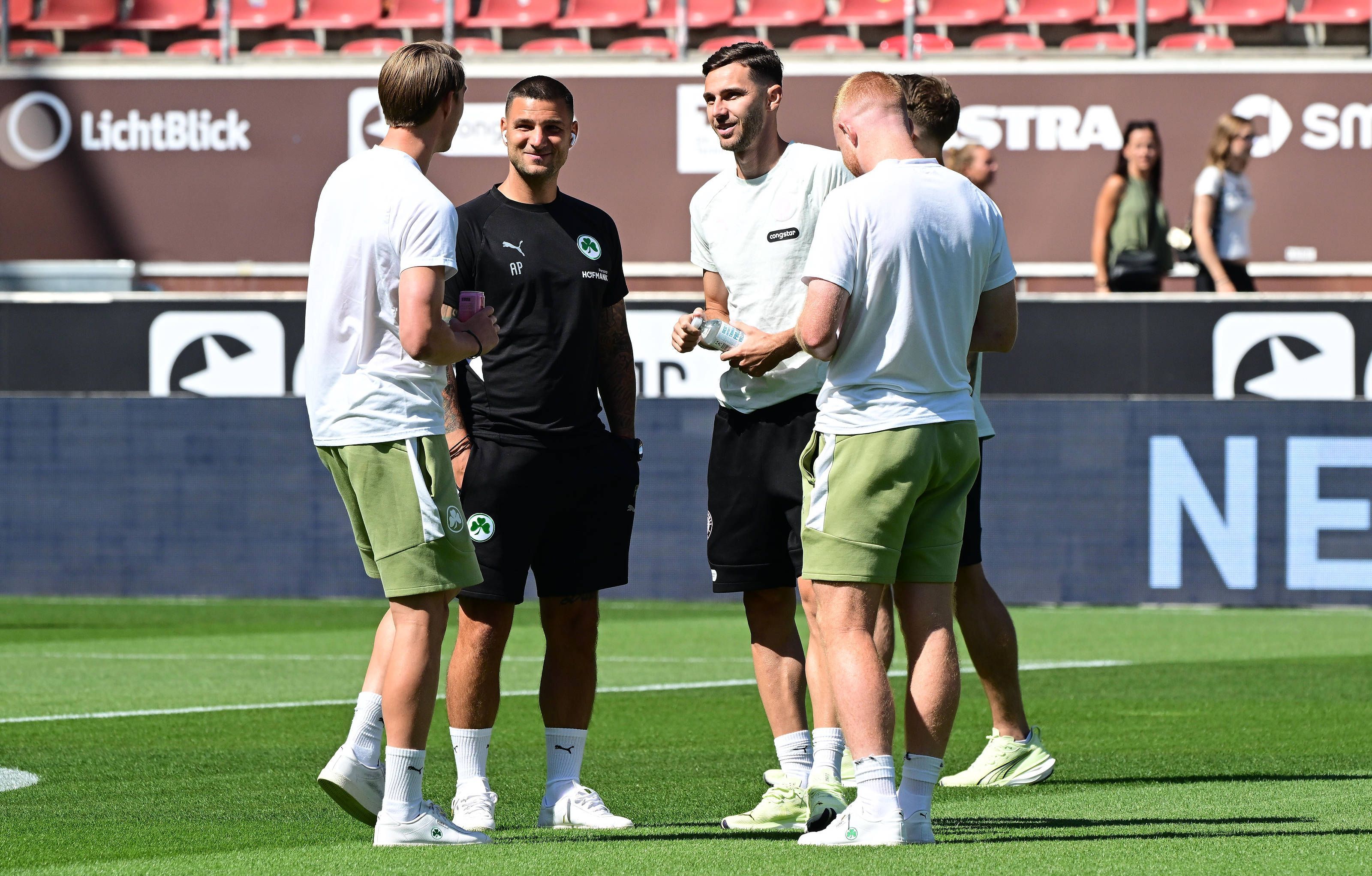 St. Paulis Branimir Hrgota vor dem Anpfiff beim Plausch mit den Ex-Kollegen Gian Luca Gian-Luca Itter und Paul Will von der SpVgg Greuther Fürth.