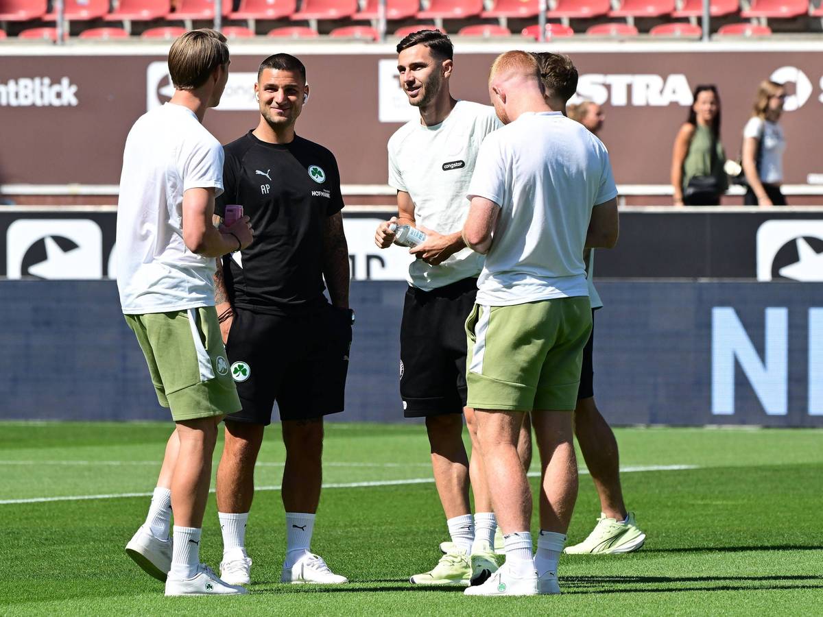 St. Paulis Branimir Hrgota vor dem Anpfiff beim Plausch mit den Ex-Kollegen Gian Luca Gian-Luca Itter und Paul Will von der SpVgg Greuther Fürth.