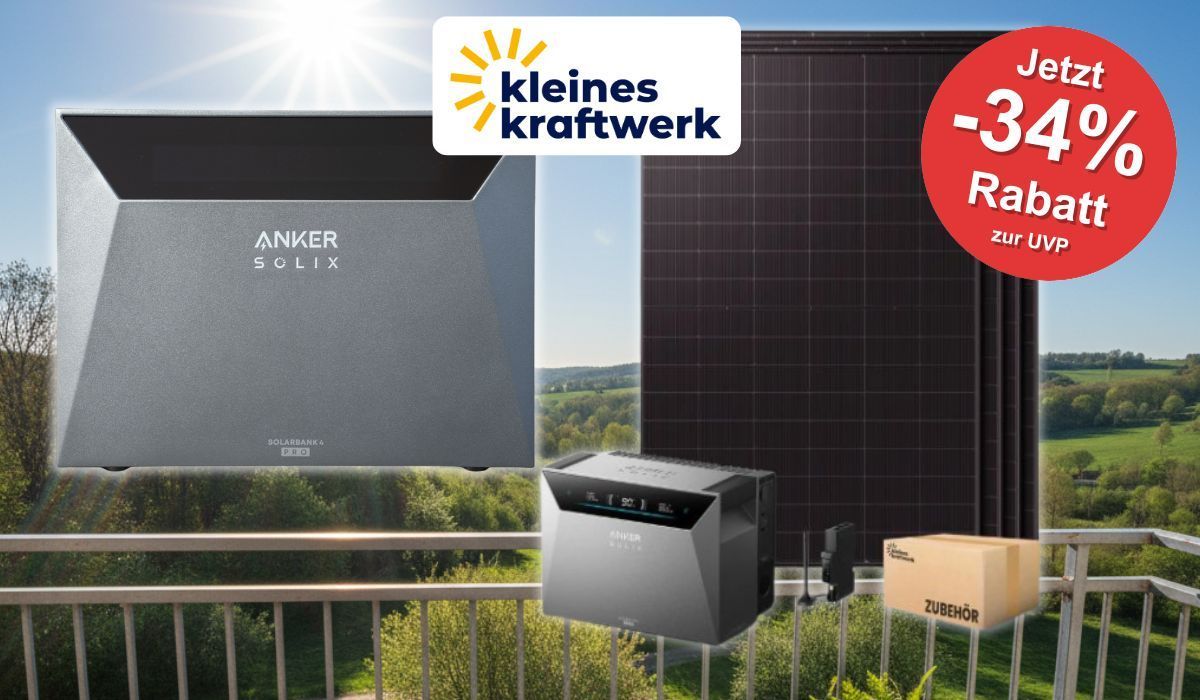Produktbild des Kleines Kraftwerk Quattro XL Balkonkraftwerk-Sets mit der Anker SOLIX Solarbank 4 Pro, schwarzen Solarmodulen vor Gitterbalkon und grüner Landschaft im Hintergrund.