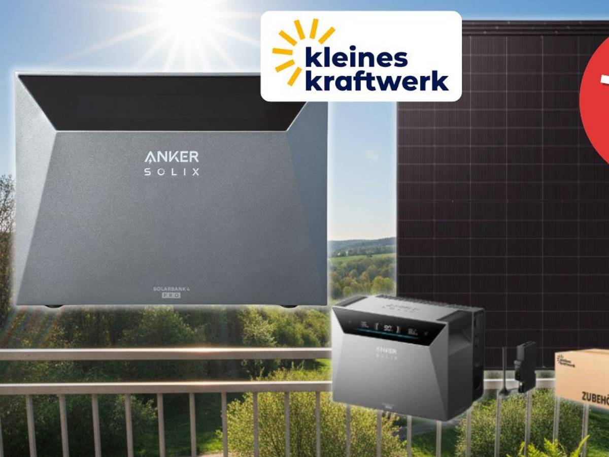 Produktbild des Kleines Kraftwerk Quattro XL Balkonkraftwerk-Sets mit der Anker SOLIX Solarbank 4 Pro, schwarzen Solarmodulen vor Gitterbalkon und grüner Landschaft im Hintergrund.