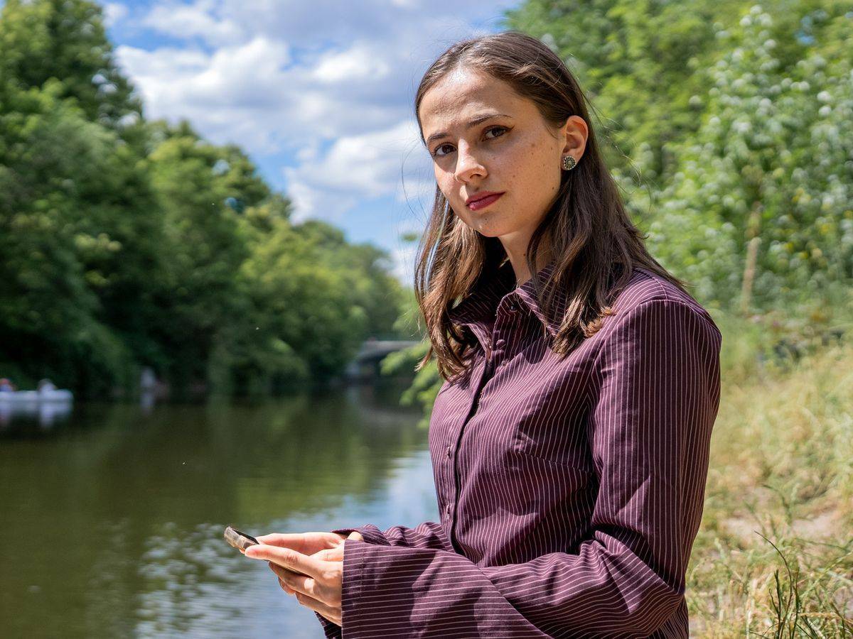 Theresia (23) wurde ein Opfer digitaler Gewalt. (Bild: ZDF/Felix Korfmann)