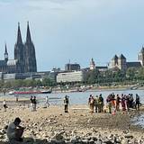 Der Mann konnte schließlich ans Ufer gerettet werden. Zahlreiche Helfer waren im Einsatz.