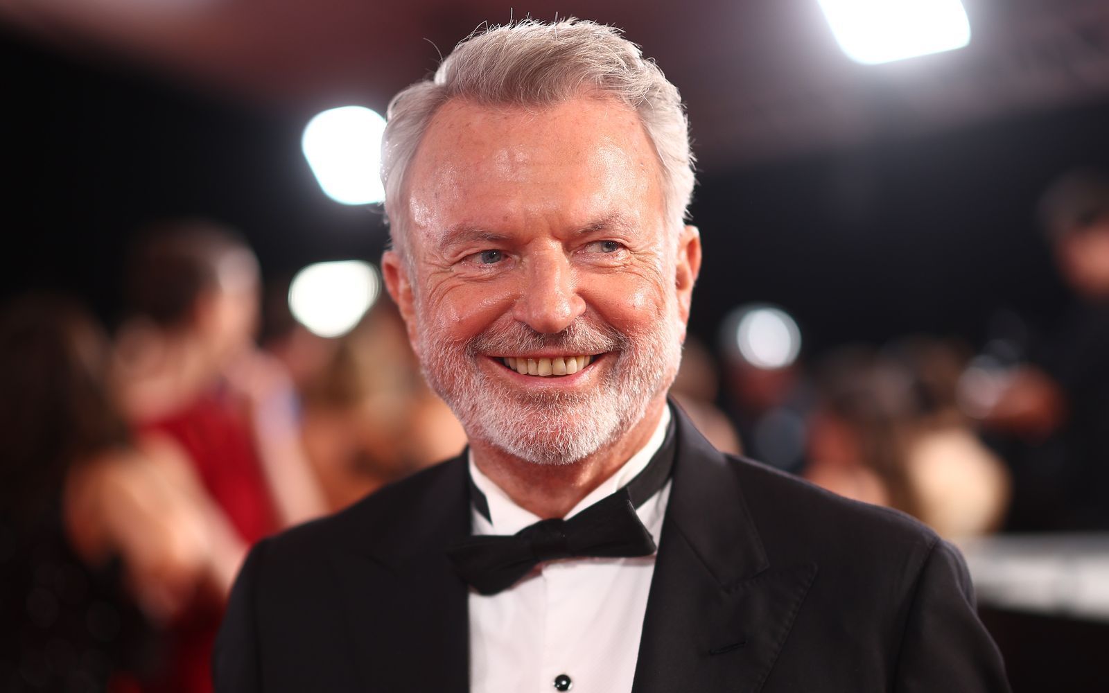 Obwohl Sam Neill im Juli verstorben ist, wird er 2027 in zwei großen Filmen zu sehen sein. (Bild: 2025 Getty Images/Chris Hyde)