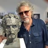 Wolfgang Niedecken steht bei der Eröffnung einer Vernissage neben seinem Bronze-Kopf.