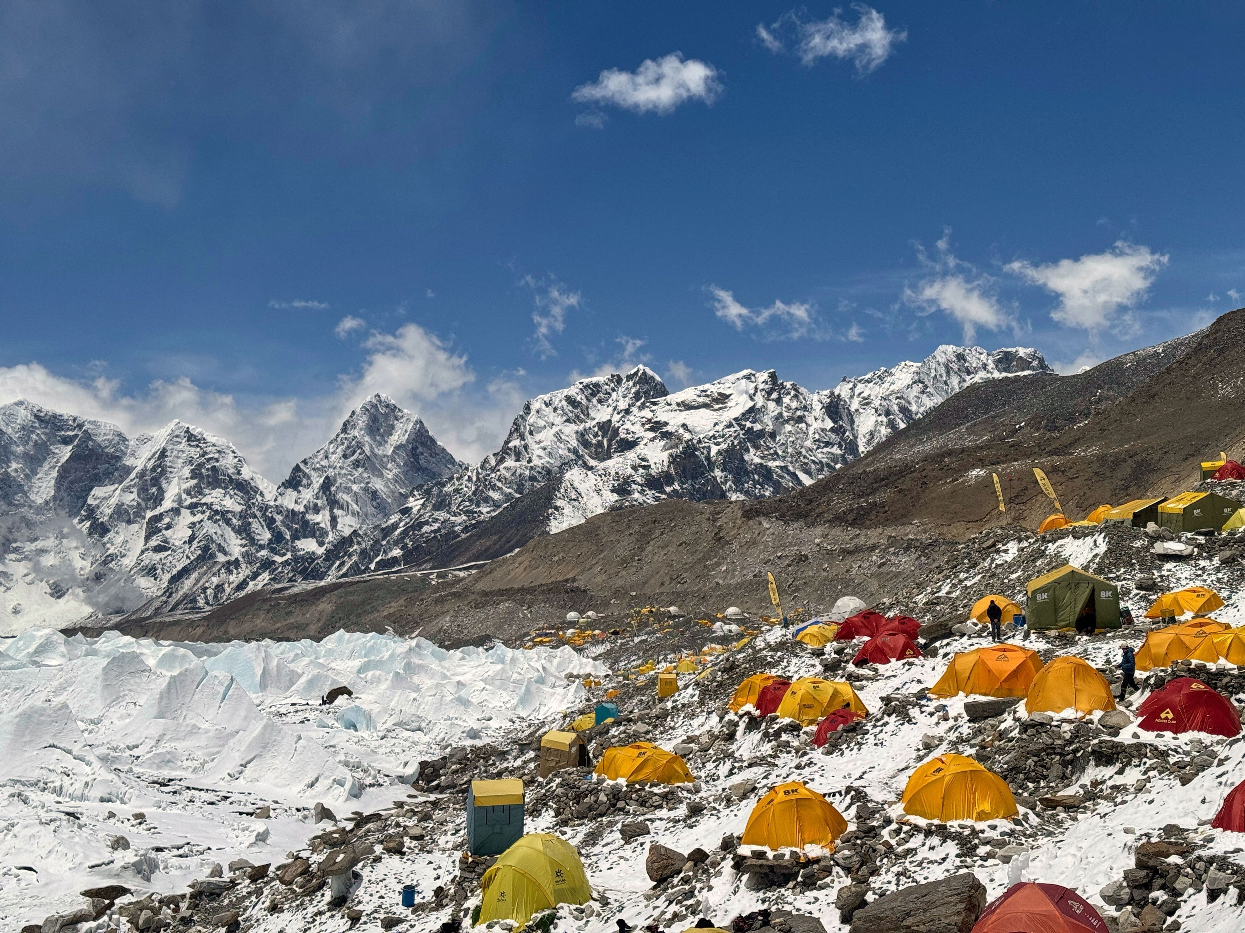 Die Zelte von Bergsteigern und Bergführern stehen im Basislager des Mount Everest.