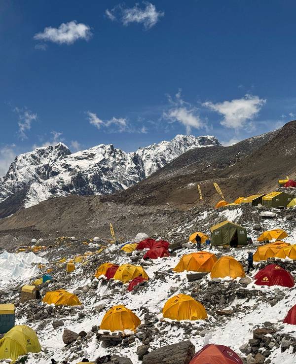 Die Zelte von Bergsteigern und Bergführern stehen im Basislager des Mount Everest.