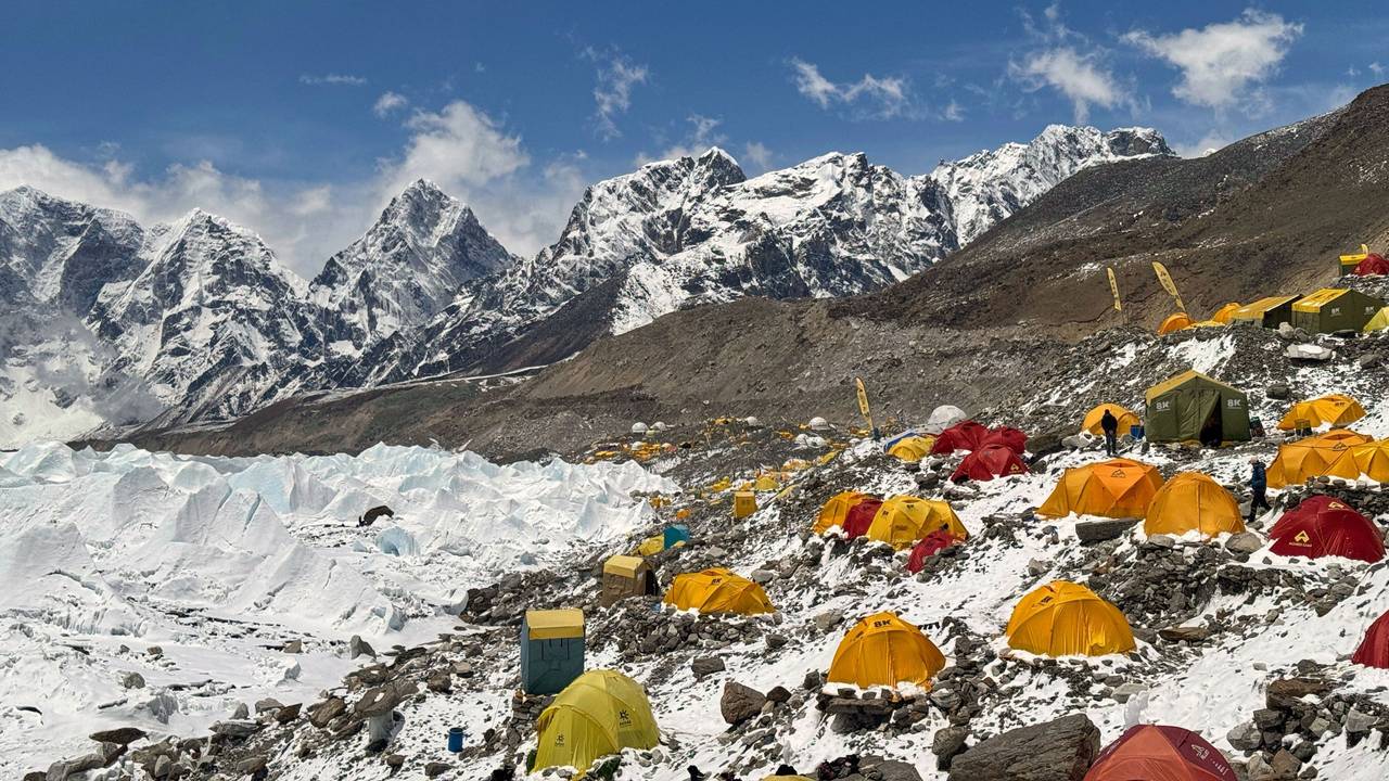 Die Zelte von Bergsteigern und Bergführern stehen im Basislager des Mount Everest.