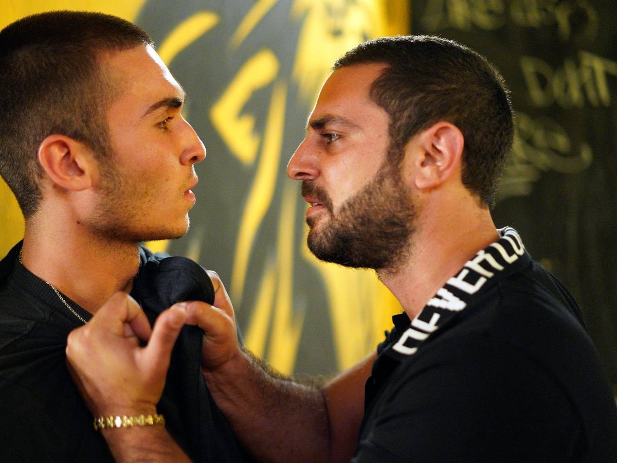 Israelische Serie „Hooligans“ in der ARD-Mediathek: Der junge Meni (Ben Sultan, links) lernt während einer Schlägerei am Stadion von Jerusalem Ovad (Sean Softi), den Chef der Hooligans, kennen. (Bild: SWR/Artza Productions)