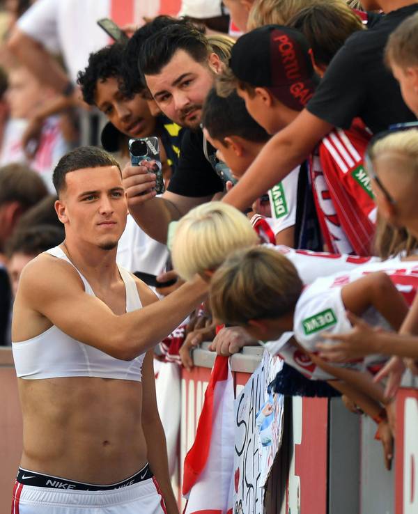 Said El Mala steht mit nacktem Oberkörper vor der FC-Fankurve.