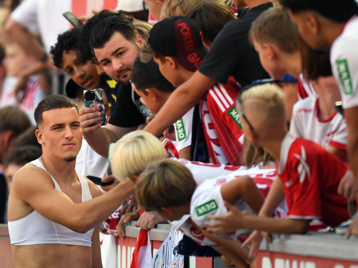Said El Mala steht mit nacktem Oberkörper vor der FC-Fankurve.