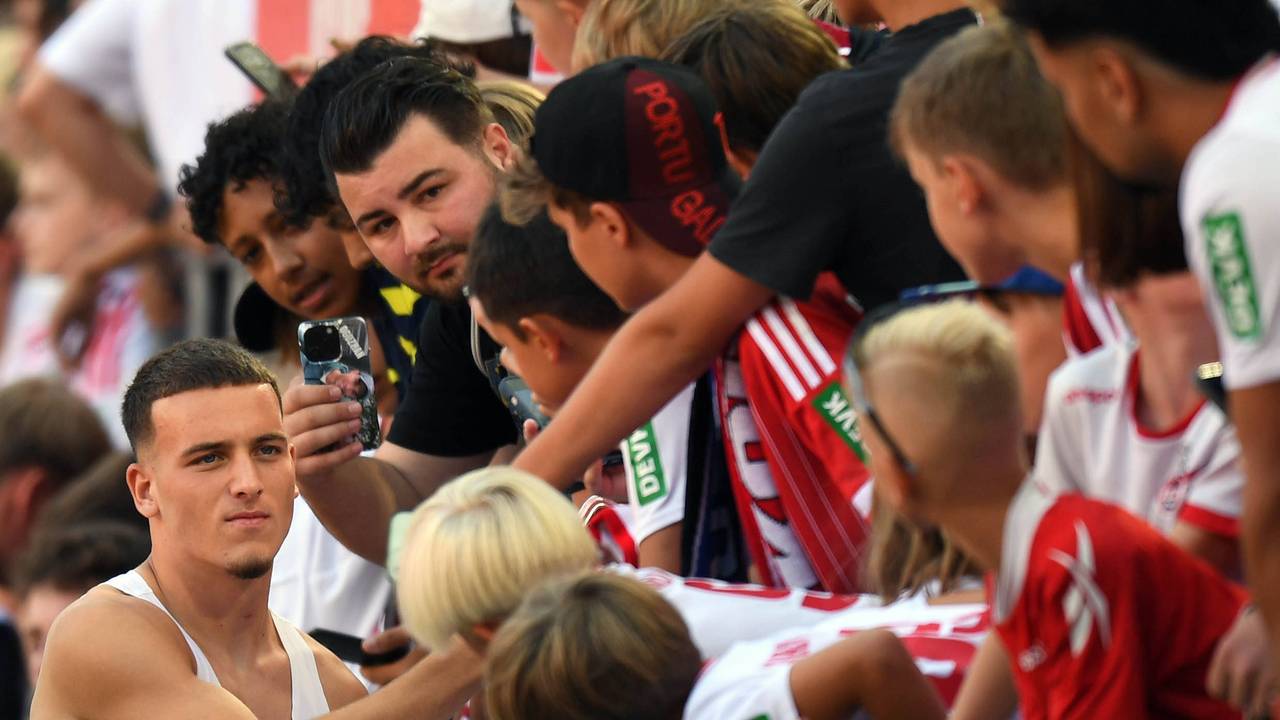 Said El Mala steht mit nacktem Oberkörper vor der FC-Fankurve.