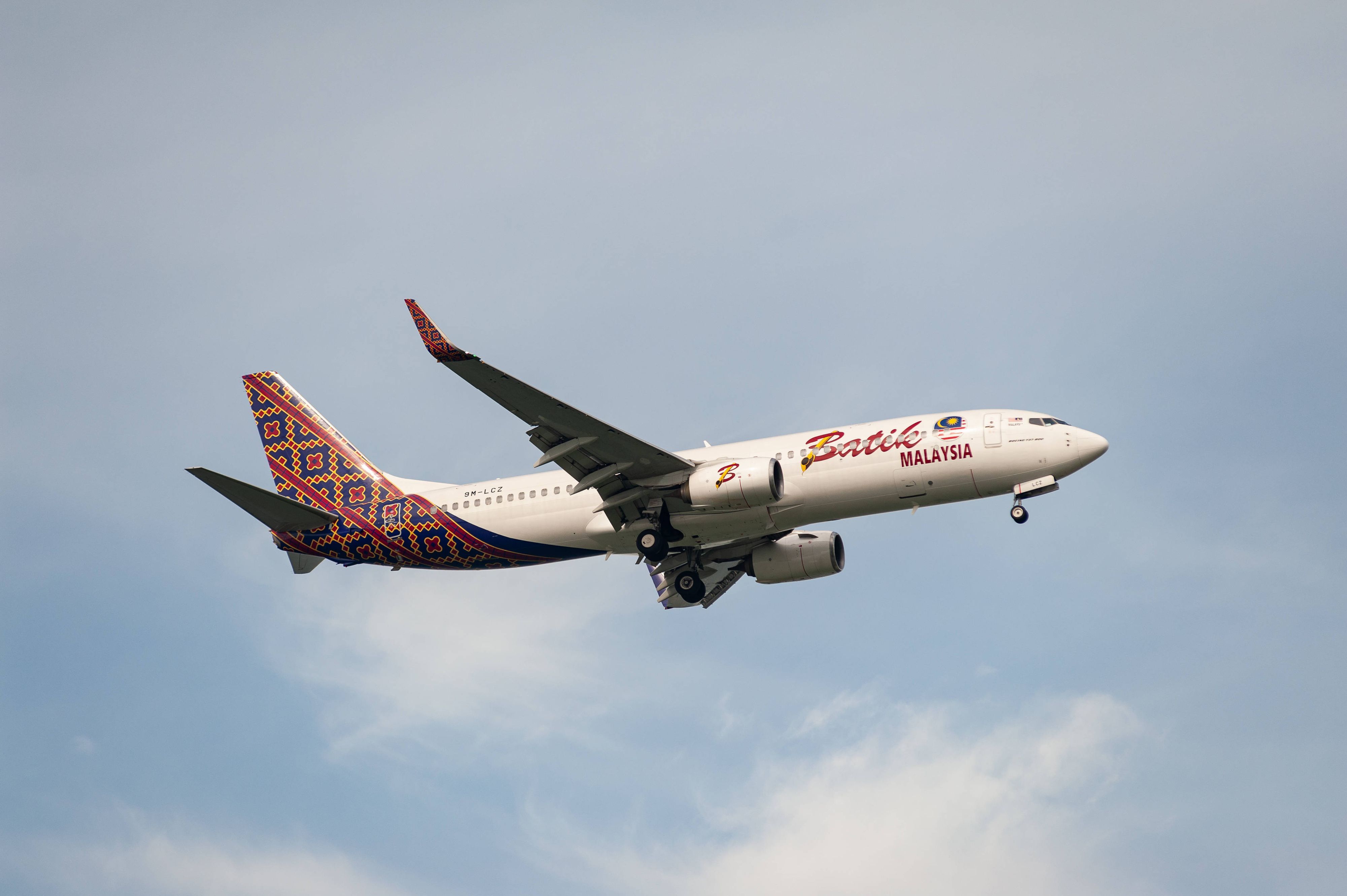 Eine Batik Air Malaysia Boeing 737-800 MAX hebt ab.
