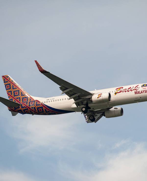 Eine Batik Air Malaysia Boeing 737-800 MAX hebt ab.
