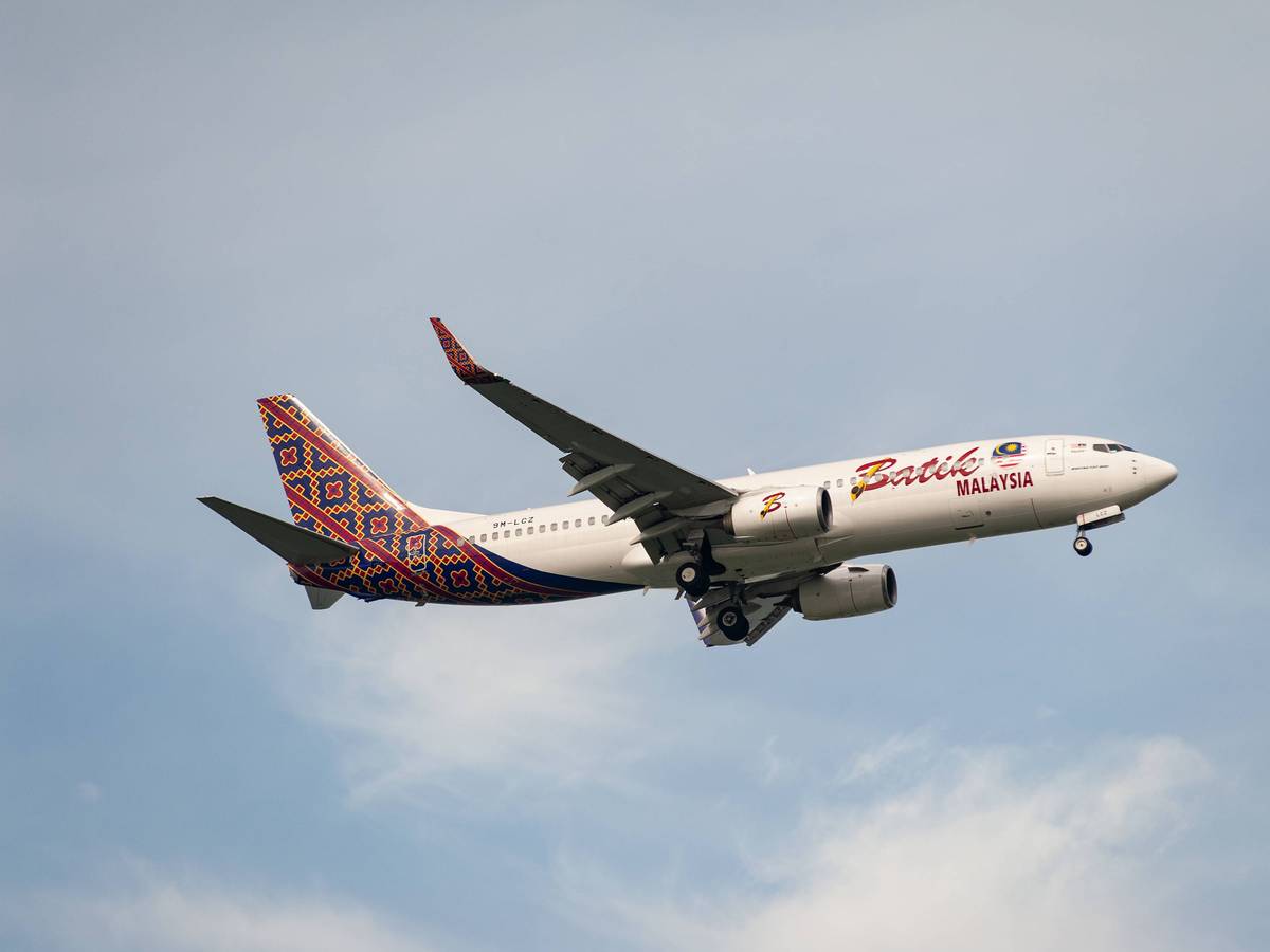 Eine Batik Air Malaysia Boeing 737-800 MAX hebt ab.