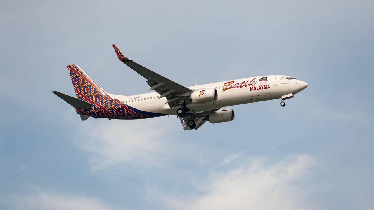 Eine Batik Air Malaysia Boeing 737-800 MAX hebt ab.
