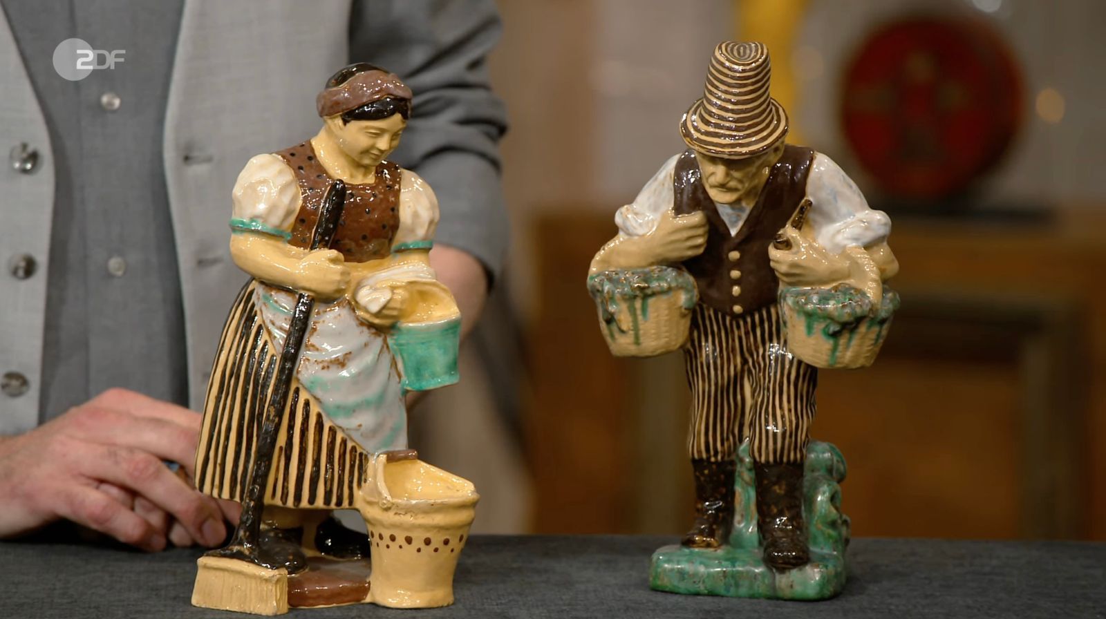 Zwei Keramikplastiken datierte Colmar Schulte-Goltz in der Zeit zwischen 1915 und 1920. (Bild: ZDF)