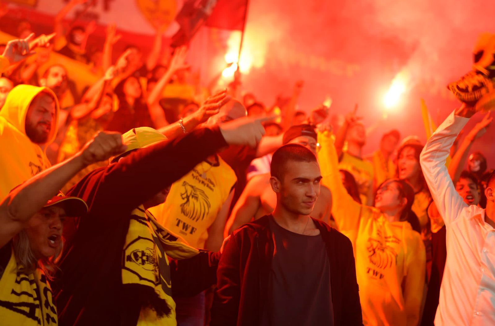 Meni (Ben Sultan) soll als Undercover-Agent aus einer Gruppe krimineller Hooligans berichten. Fußball und Fußballfans waren bisher nie sein Ding.
 (Bild: SWR/Artza Productions)