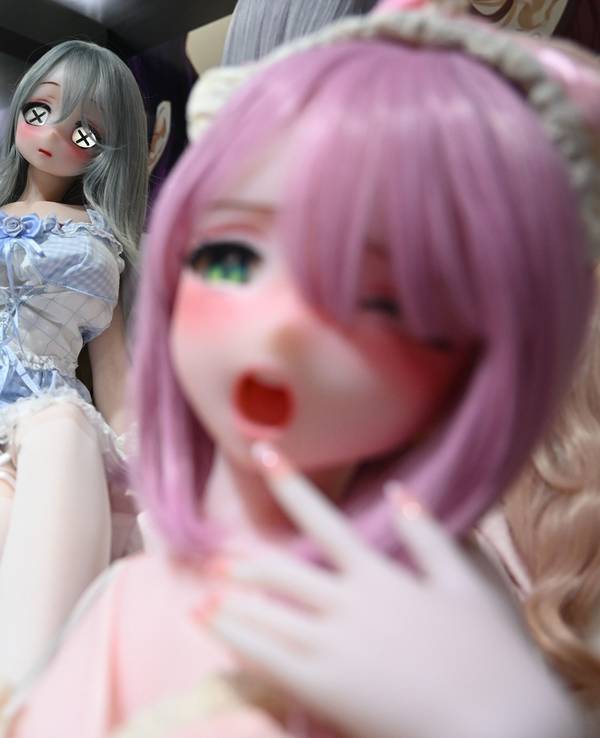 Manga-Sexpuppen stehen auf einen Messestand.