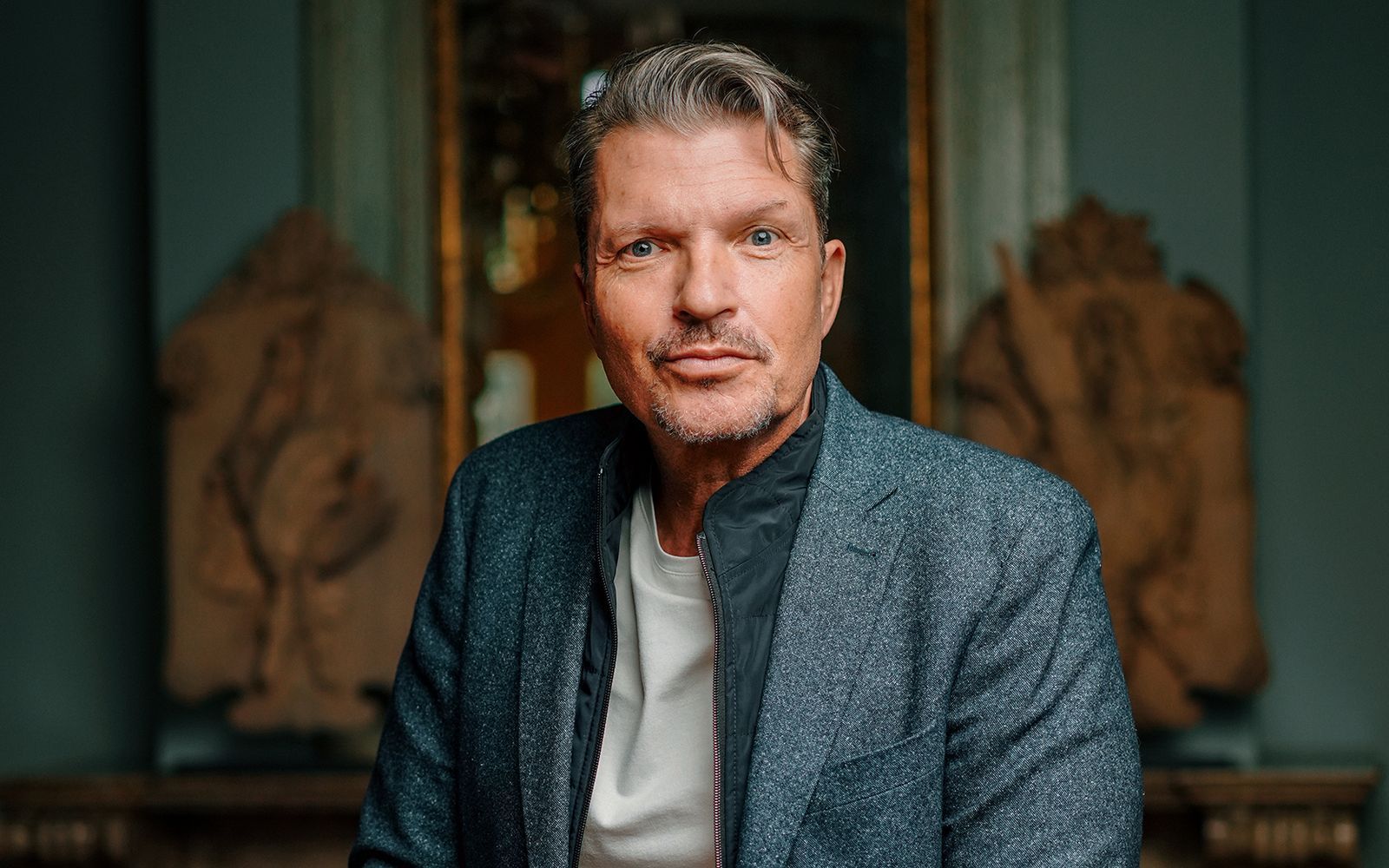 Er weiß nicht, wie ihm geschieht, aber Hardy wird mit acht Stimmen verbannt. Als er sich als Loyaler outet, ist das Wehgeschrei groß. (Bild: RTL/Stefan Gregorowius)