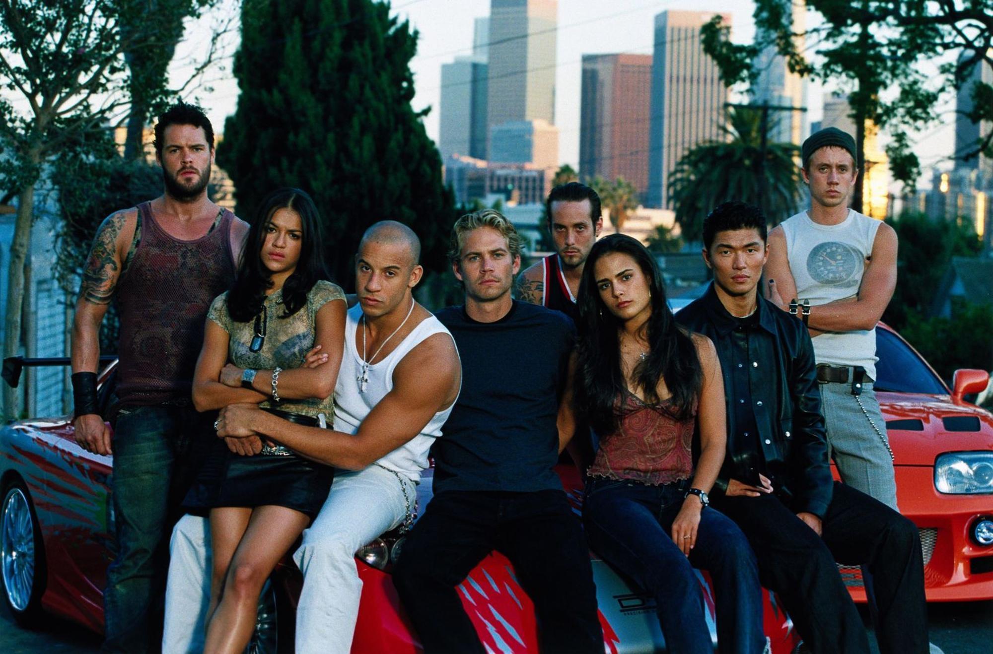 In der Szene ist Dominic (Vin Diesel, dritter von links) der ungekrönte König mit der hübschesten Freundin und den meisten Pferdestärken unter der Motorhaube. (Bild: 2001 Universal Studios. All Rights Reserved.)