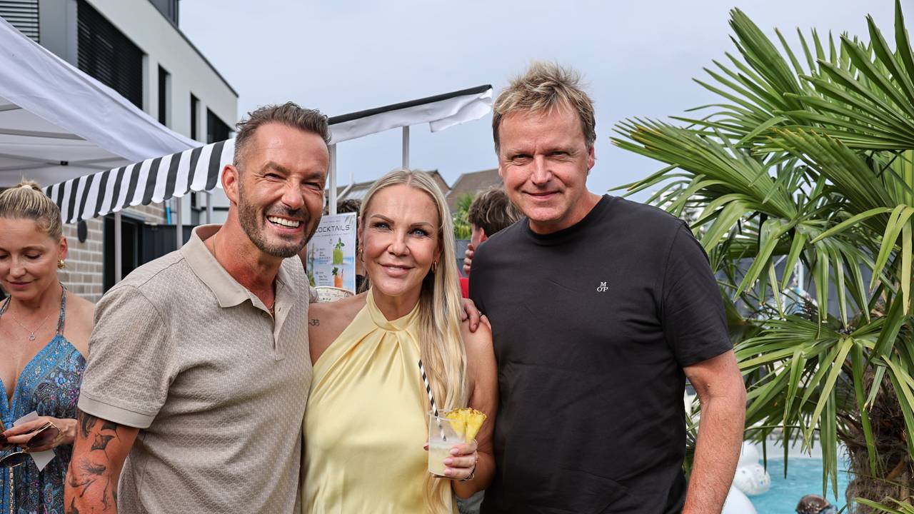 Sven West mit Ehefrau Kasia und Mirko Bäumer in seinem Garten.