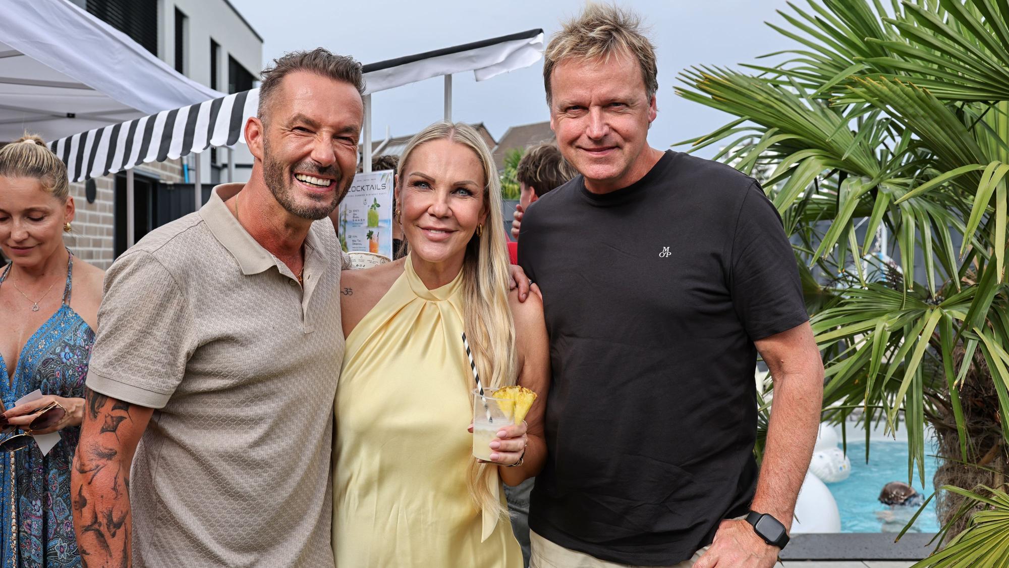 Sven West mit Ehefrau Kasia und Mirko Bäumer in seinem Garten.