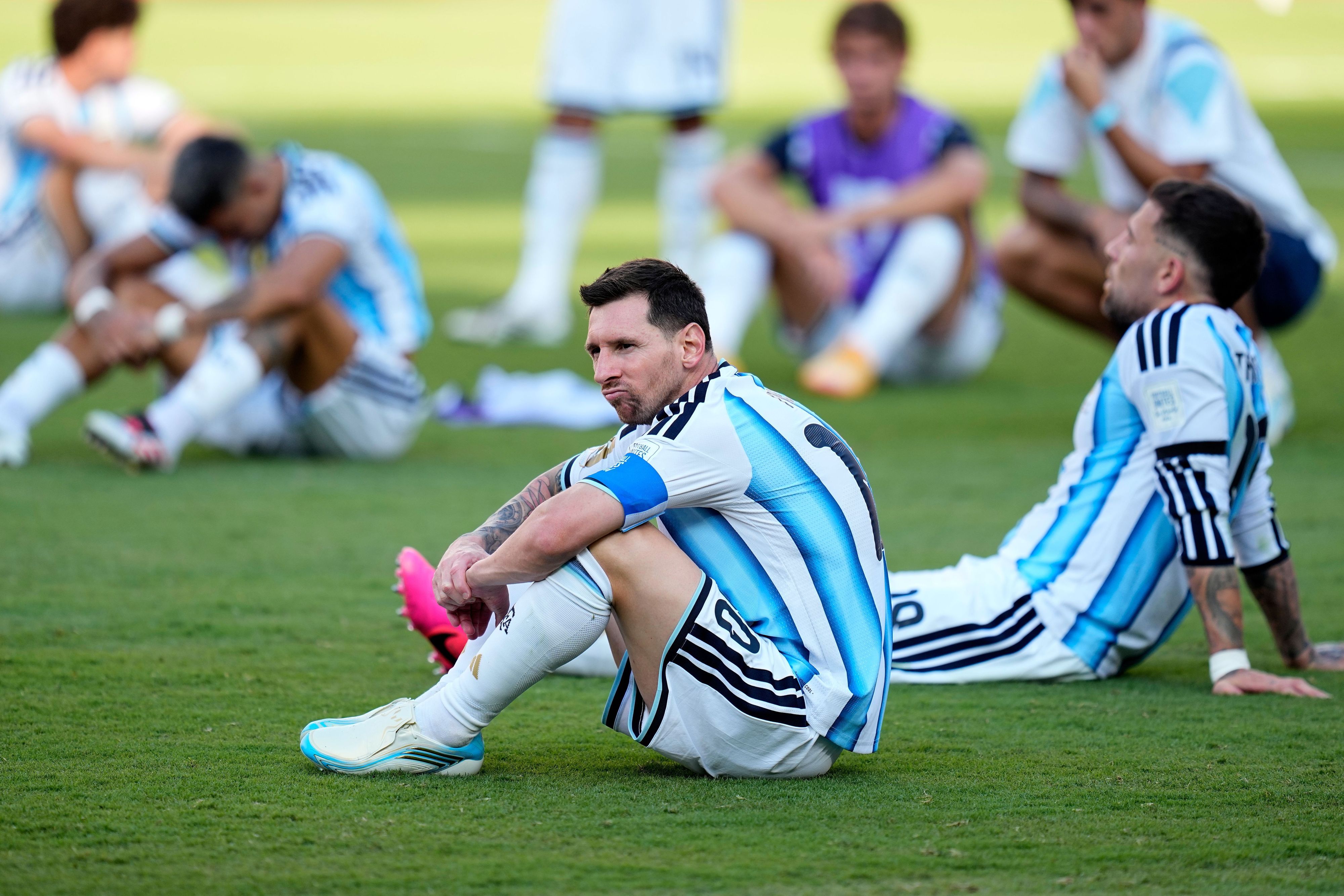 Lionel Messi sitzt nach dem verlorenen WM-Finale auf dem Rasen.